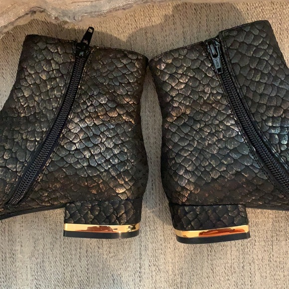 Van Eli brown/bronze ankle boots 5.5 medium - Picture 3 of 5